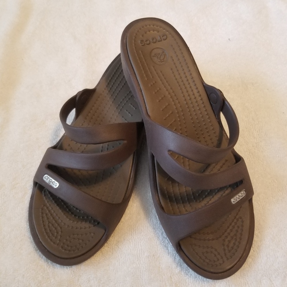 Sz 9W ladies crocs strappy sandals 2" heel brown